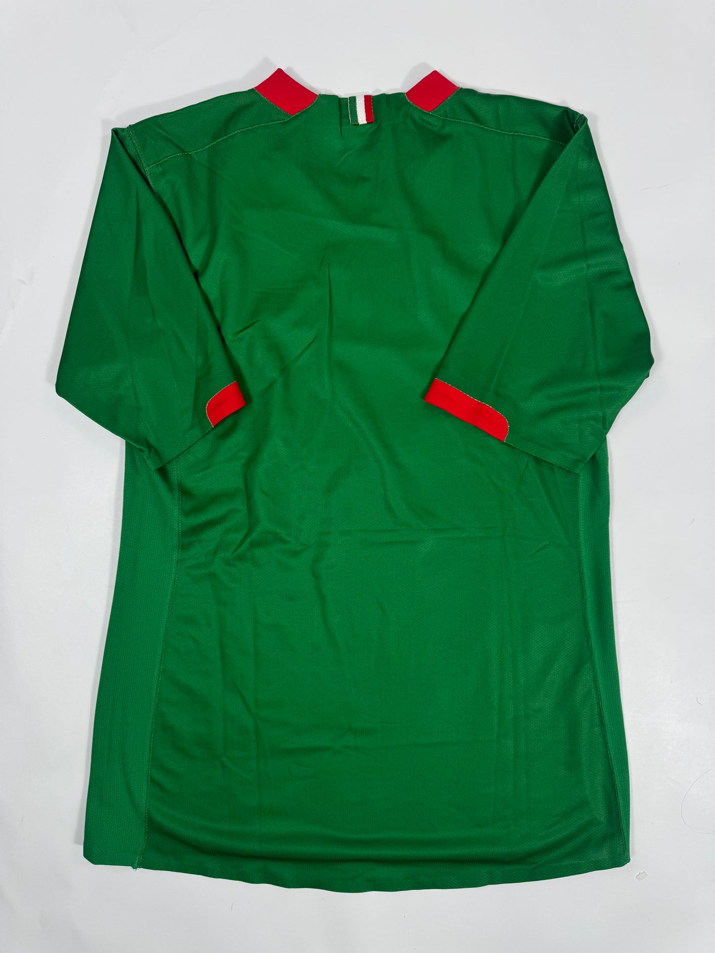 2006 NIKE PLAYER ISSUE MEXICO HOME JERSEY SIGNED BY SQUAD (M) UTILERIA NOT SOLD IN STORES