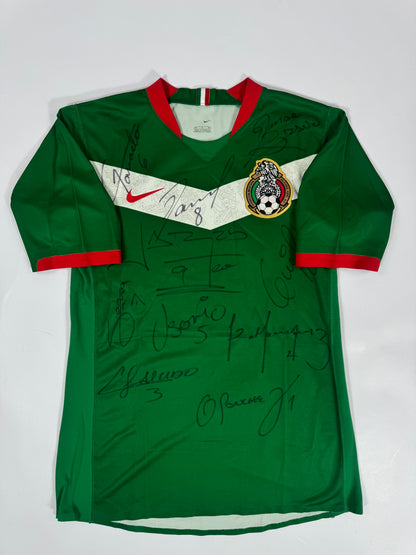 2006 NIKE PLAYER ISSUE MEXICO HOME JERSEY SIGNED BY SQUAD (M) UTILERIA NOT SOLD IN STORES