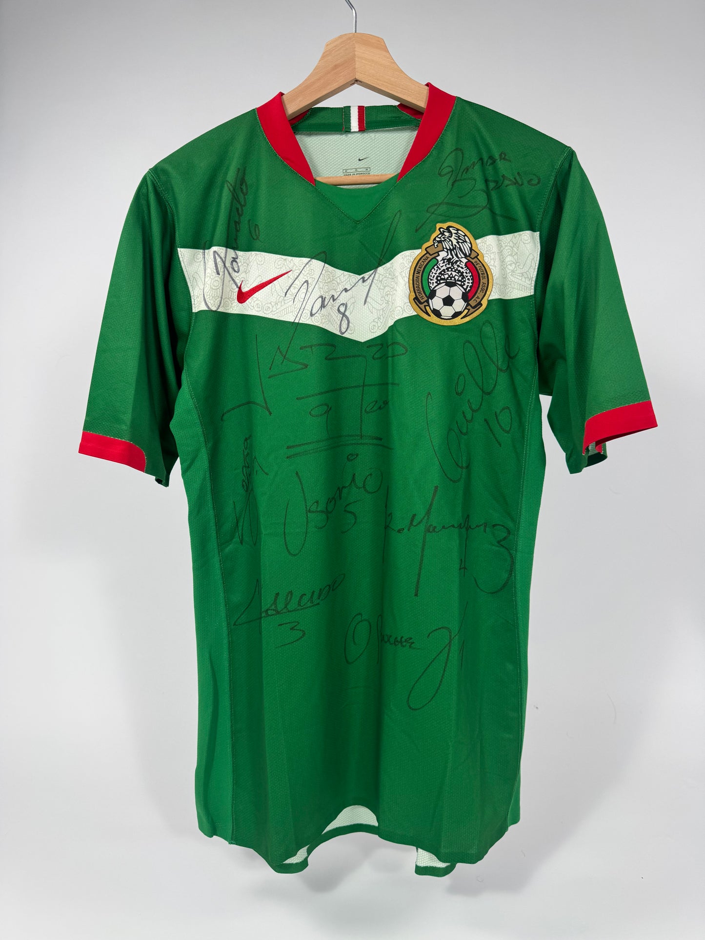 2006 NIKE PLAYER ISSUE MEXICO HOME JERSEY SIGNED BY SQUAD (M) UTILERIA NOT SOLD IN STORES