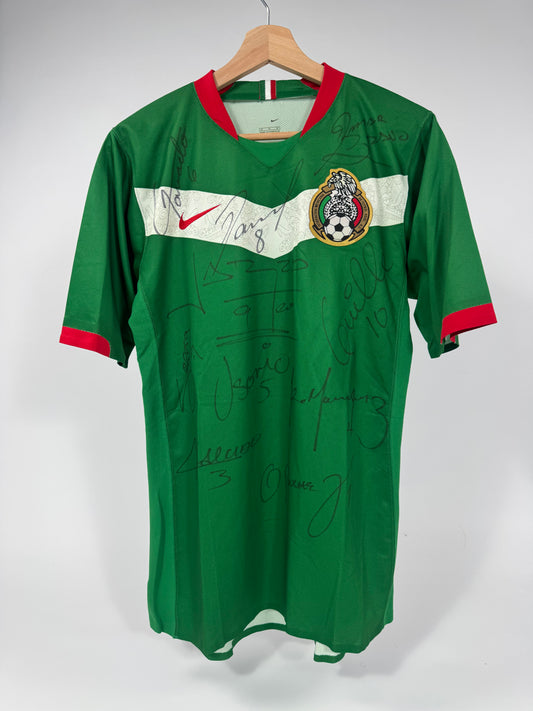 2006 NIKE PLAYER ISSUE MEXICO HOME JERSEY SIGNED BY SQUAD (M) UTILERIA NOT SOLD IN STORES