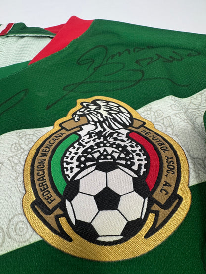2006 NIKE PLAYER ISSUE MEXICO HOME JERSEY SIGNED BY SQUAD (M) UTILERIA NOT SOLD IN STORES