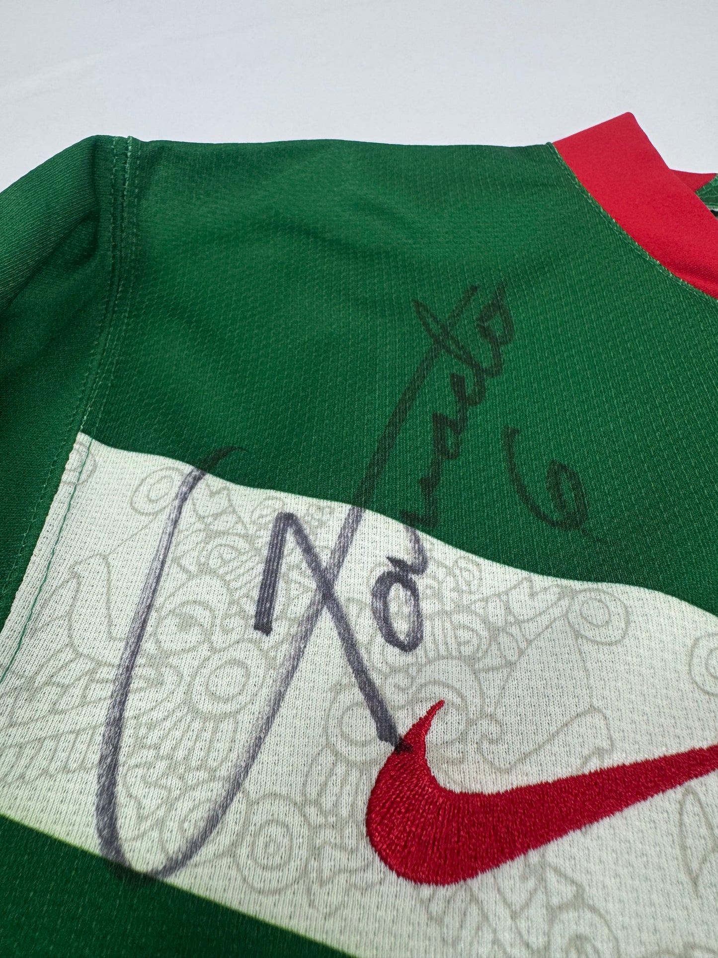 2006 NIKE PLAYER ISSUE MEXICO HOME JERSEY SIGNED BY SQUAD (M) UTILERIA NOT SOLD IN STORES
