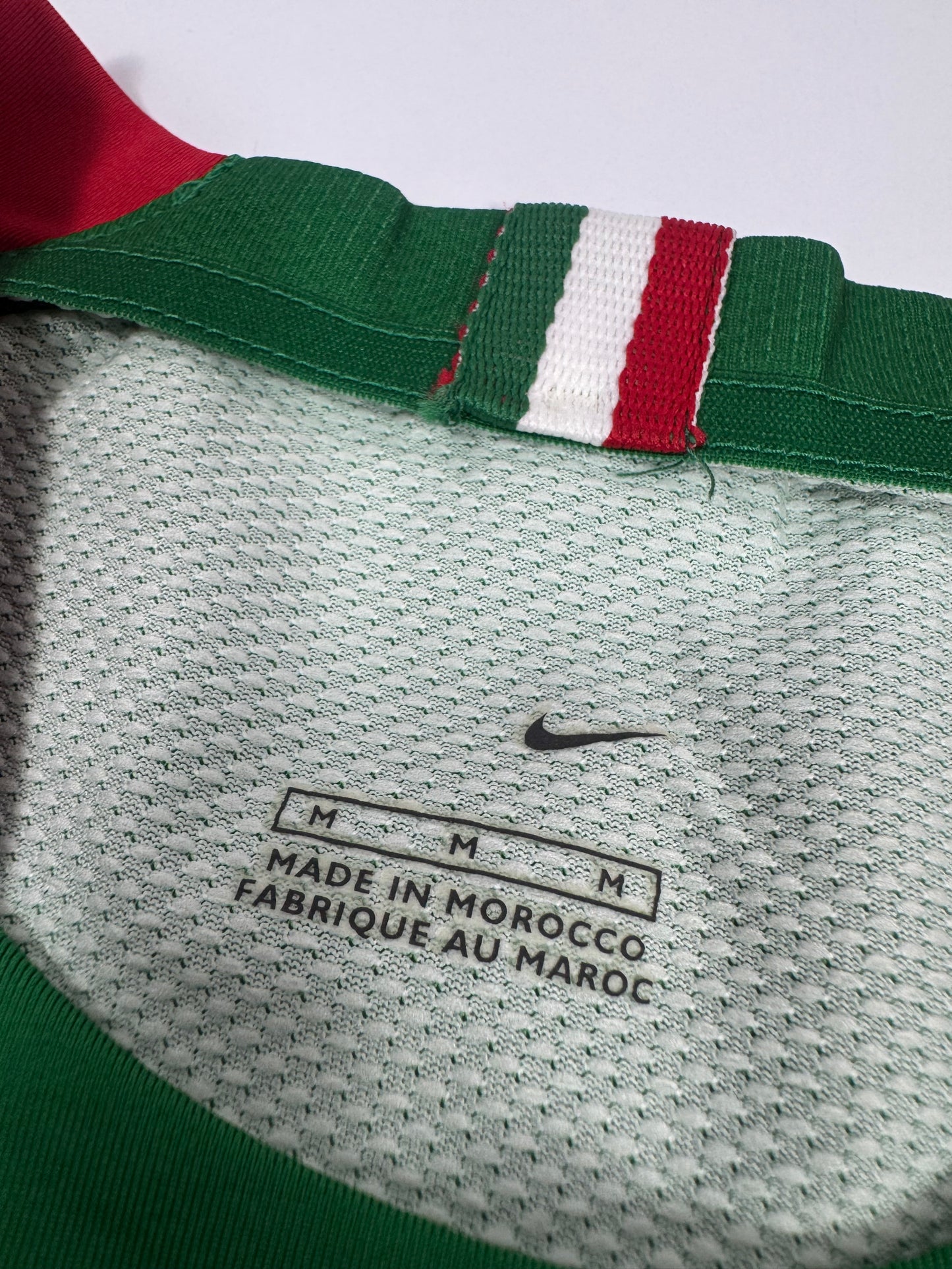 2006 NIKE PLAYER ISSUE MEXICO HOME JERSEY SIGNED BY SQUAD (M) UTILERIA NOT SOLD IN STORES