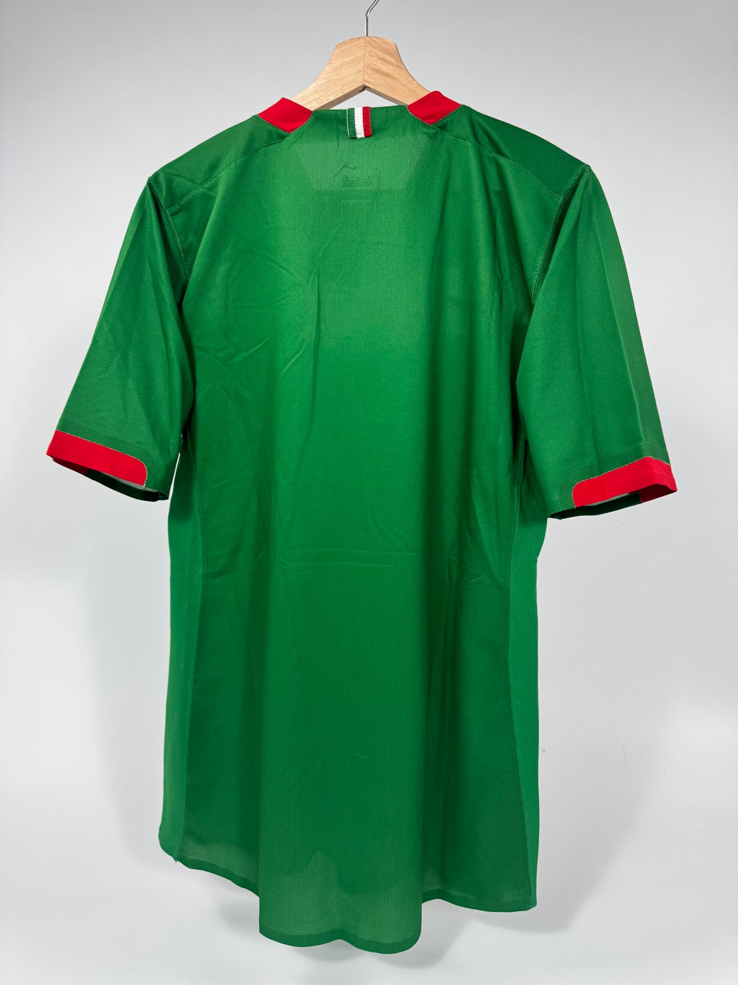 2006 NIKE PLAYER ISSUE MEXICO HOME JERSEY SIGNED BY SQUAD (M) UTILERIA NOT SOLD IN STORES