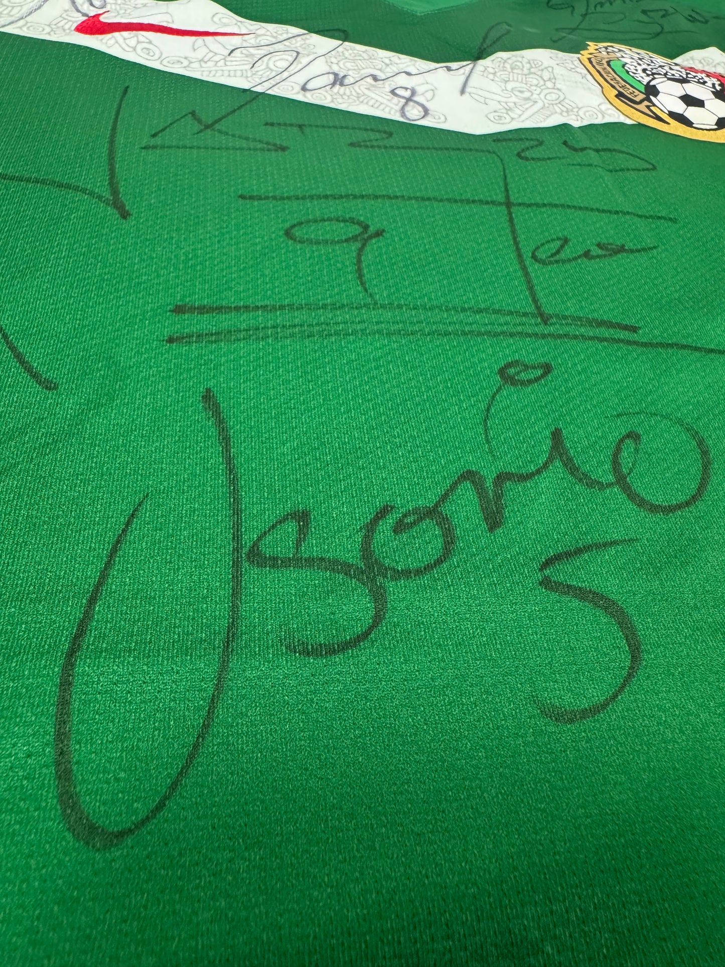 2006 NIKE PLAYER ISSUE MEXICO HOME JERSEY SIGNED BY SQUAD (M) UTILERIA NOT SOLD IN STORES
