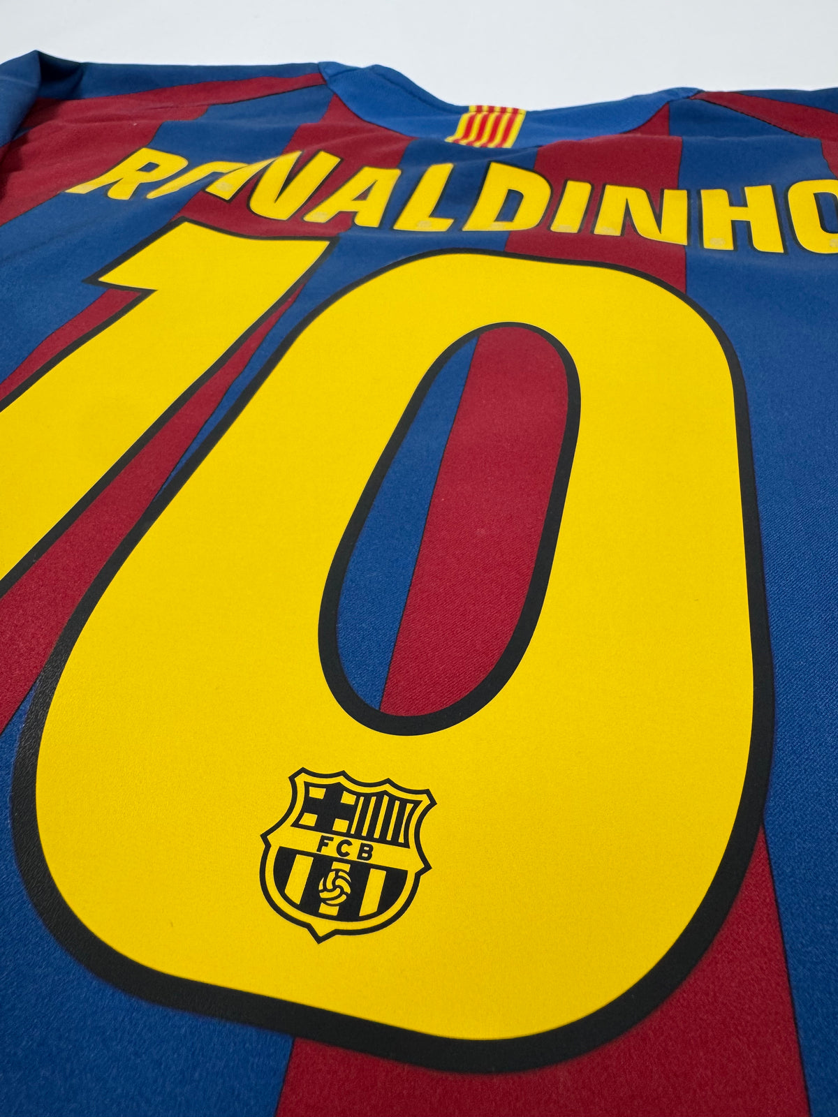 2005/06 NIKE T90 FC BARCELONA HOME JERSEY RONALDINHO 10 (S)