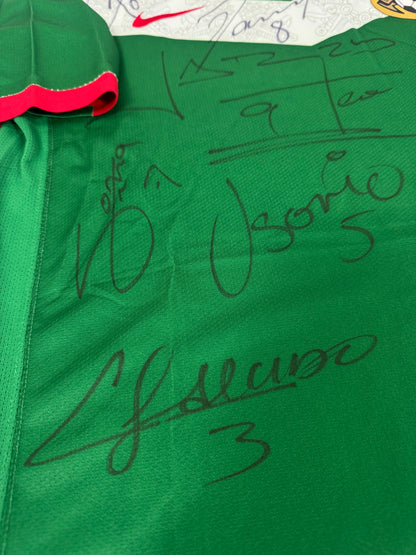 2006 NIKE PLAYER ISSUE MEXICO HOME JERSEY SIGNED BY SQUAD (M) UTILERIA NOT SOLD IN STORES