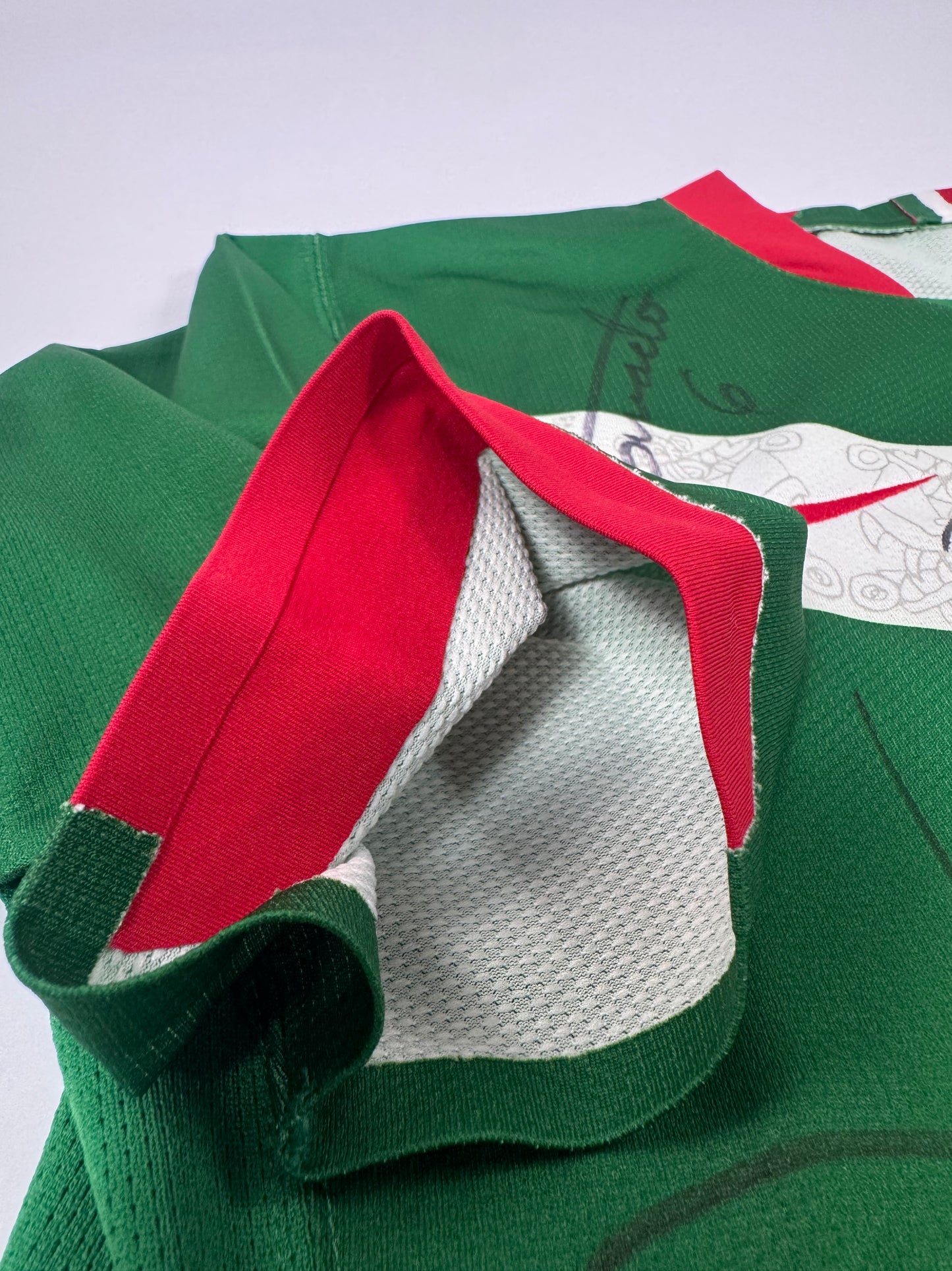 2006 NIKE PLAYER ISSUE MEXICO HOME JERSEY SIGNED BY SQUAD (M) UTILERIA NOT SOLD IN STORES
