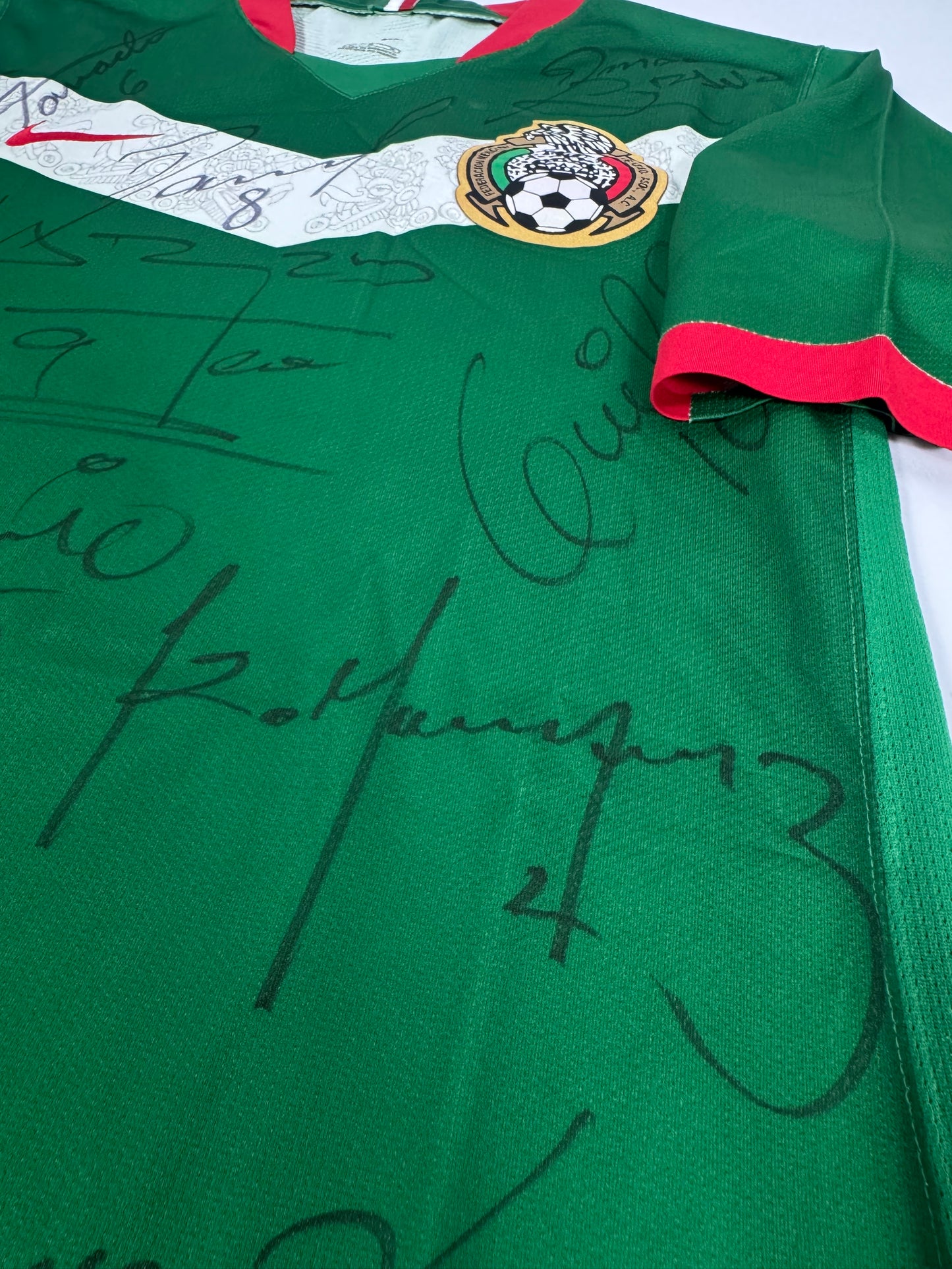 2006 NIKE PLAYER ISSUE MEXICO HOME JERSEY SIGNED BY SQUAD (M) UTILERIA NOT SOLD IN STORES