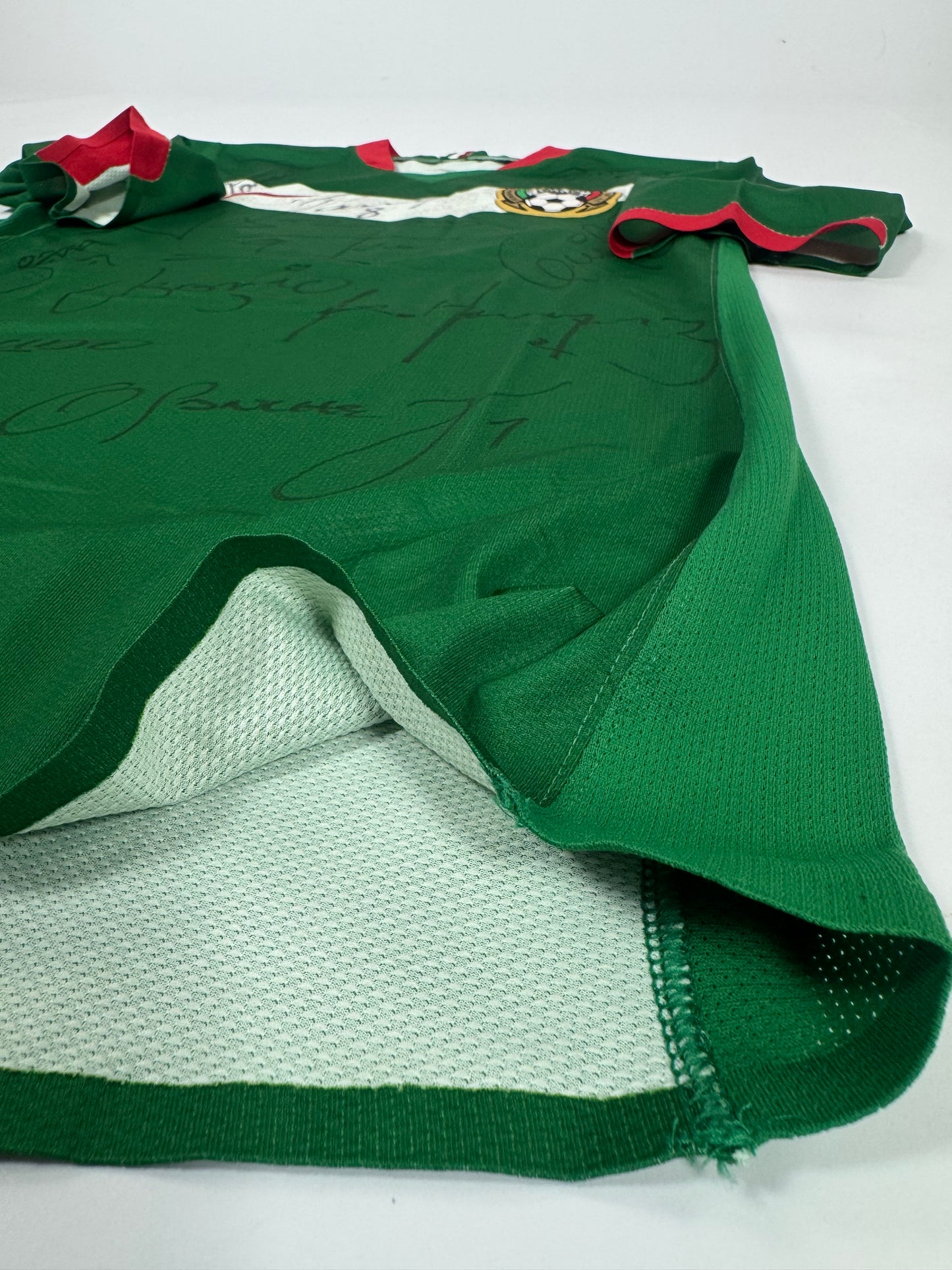 2006 NIKE PLAYER ISSUE MEXICO HOME JERSEY SIGNED BY SQUAD (M) UTILERIA NOT SOLD IN STORES