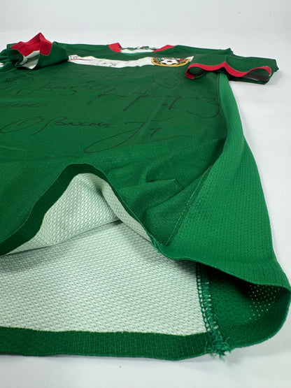 2006 NIKE PLAYER ISSUE MEXICO HOME JERSEY SIGNED BY SQUAD (M) UTILERIA NOT SOLD IN STORES